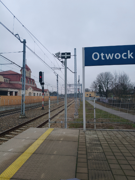 Zdjęcie do wpisu: Dworzec PKP w Otwocku jest w remoncie. Występują utrudnienia dla podróżnych oraz osób z niepełnosprawnościami. Winda od dłuższego czasu nie działa – mimo napraw serwisowych jest regularnie niszczona przez wandali.
